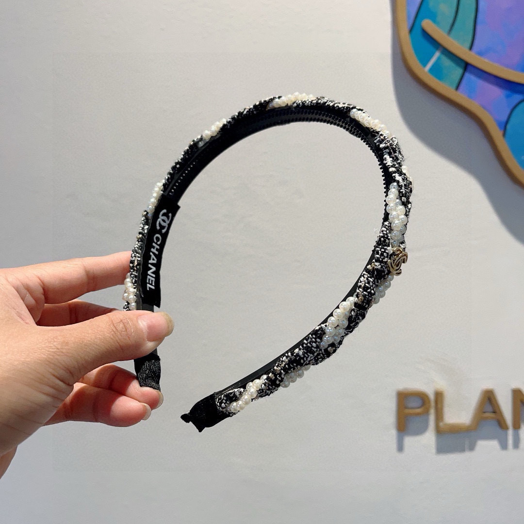 配包装
CHANEL（香奈儿）新款小香珍珠发箍，氛围感法式复古头箍、网红爆款推荐 搭配高端材质，时尚百搭