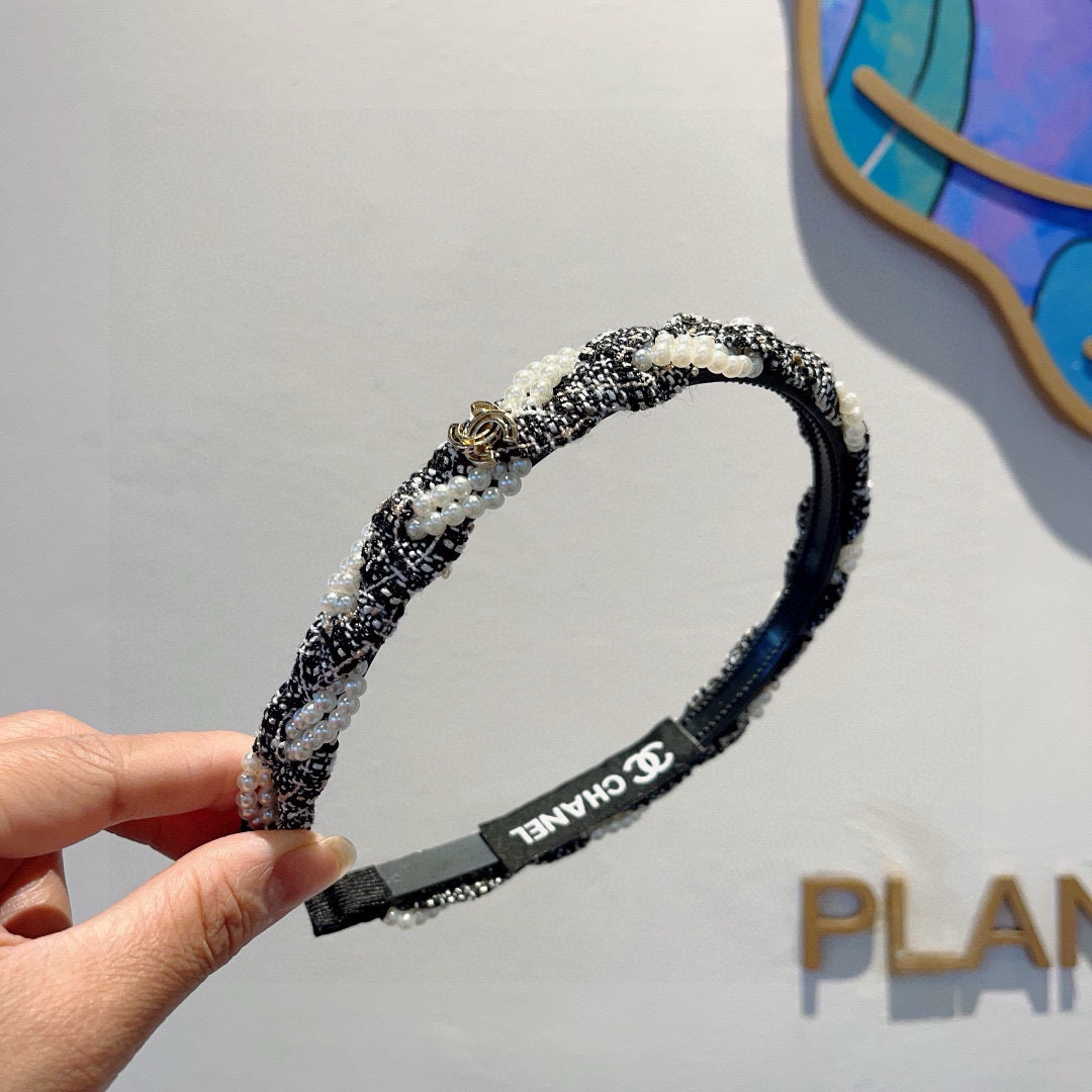 配包装
CHANEL（香奈儿）新款小香珍珠发箍，氛围感法式复古头箍、网红爆款推荐 搭配高端材质，时尚百搭