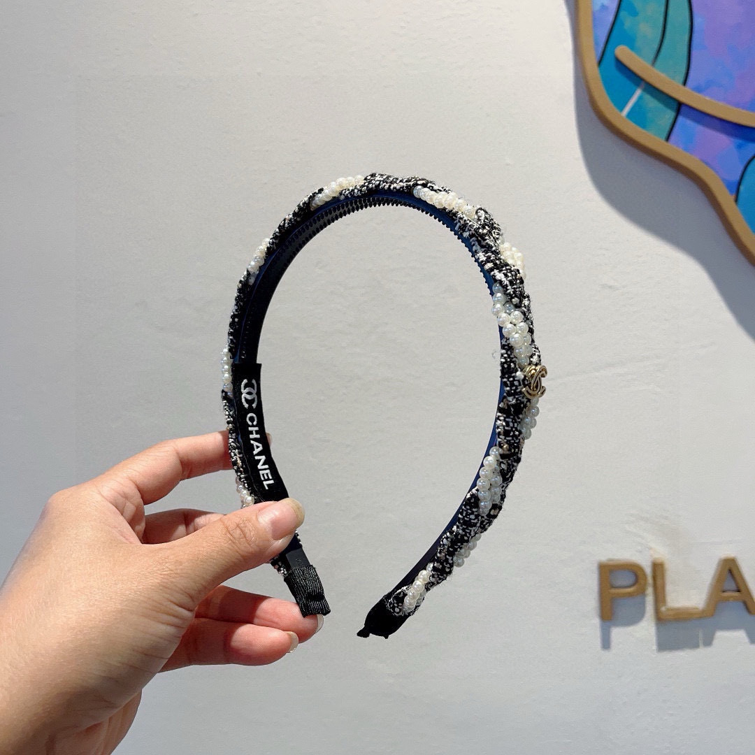 配包装
CHANEL（香奈儿）新款小香珍珠发箍，氛围感法式复古头箍、网红爆款推荐 搭配高端材质，时尚百搭