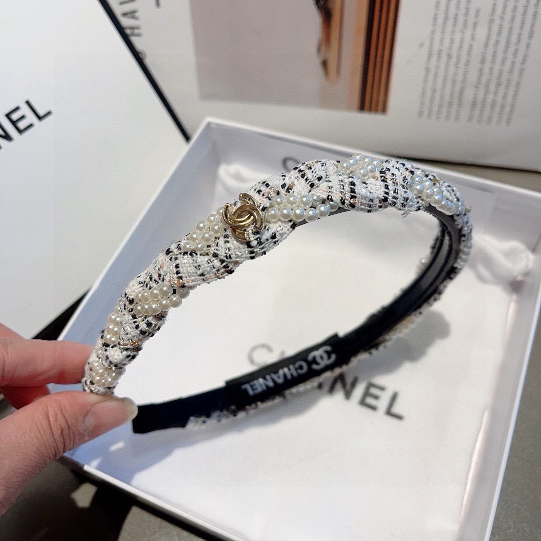 配包装
CHANEL（香奈儿）新款小香珍珠发箍，氛围感法式复古头箍、网红爆款推荐 搭配高端材质，时尚百搭