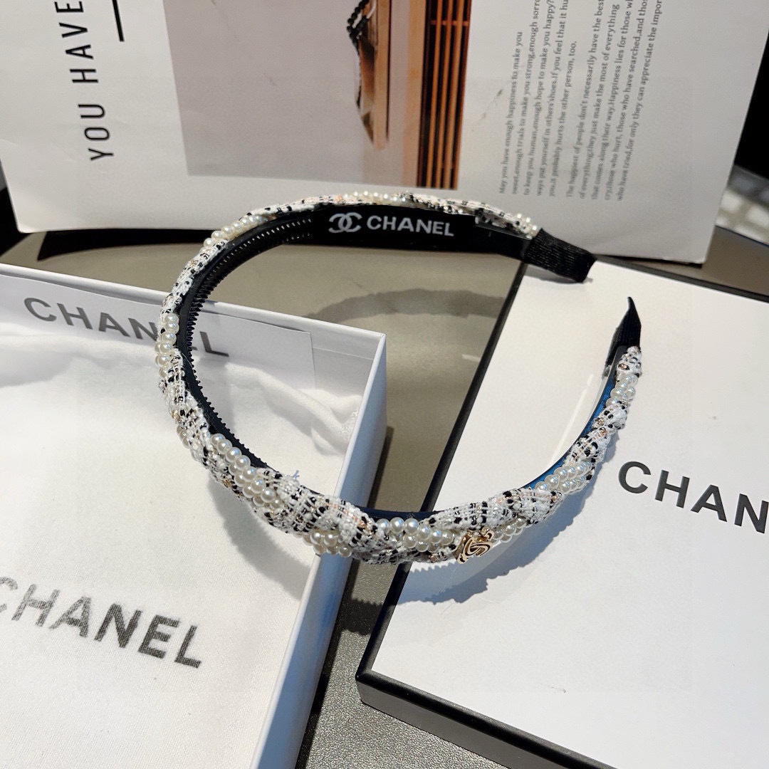 配包装
CHANEL（香奈儿）新款小香珍珠发箍，氛围感法式复古头箍、网红爆款推荐 搭配高端材质，时尚百搭