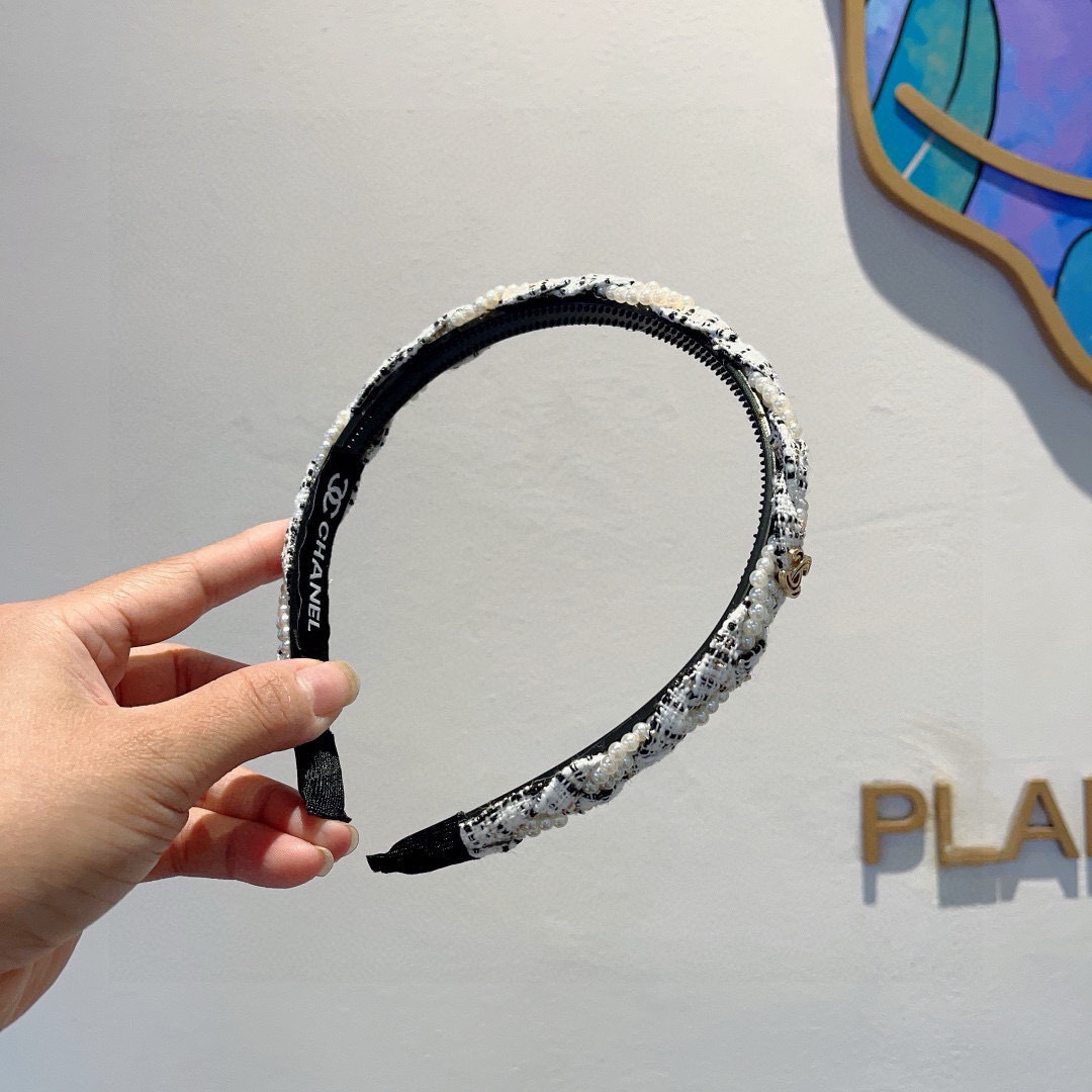 配包装
CHANEL（香奈儿）新款小香珍珠发箍，氛围感法式复古头箍、网红爆款推荐 搭配高端材质，时尚百搭