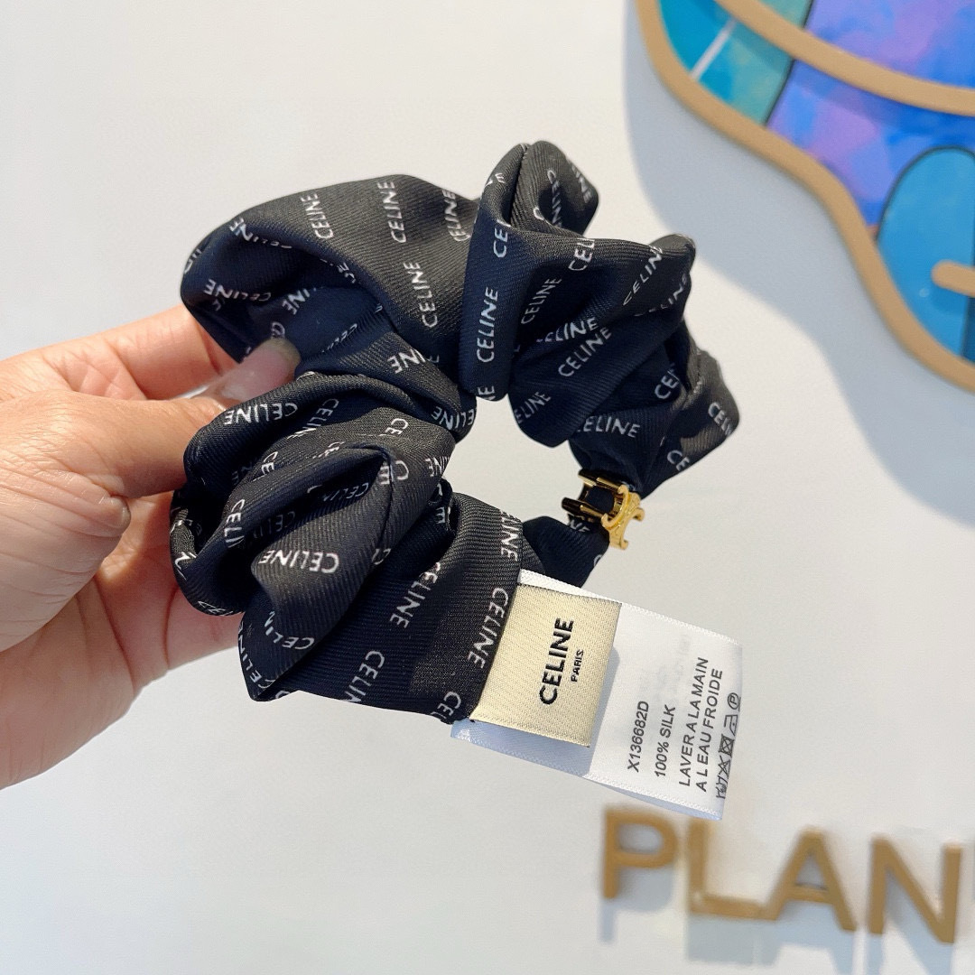 配包装
CELINE（赛琳）凯旋门网红爆款发圈，精致肠圈皮筋，佩戴舒适无压力，造型搭配必备！非常时尚百搭