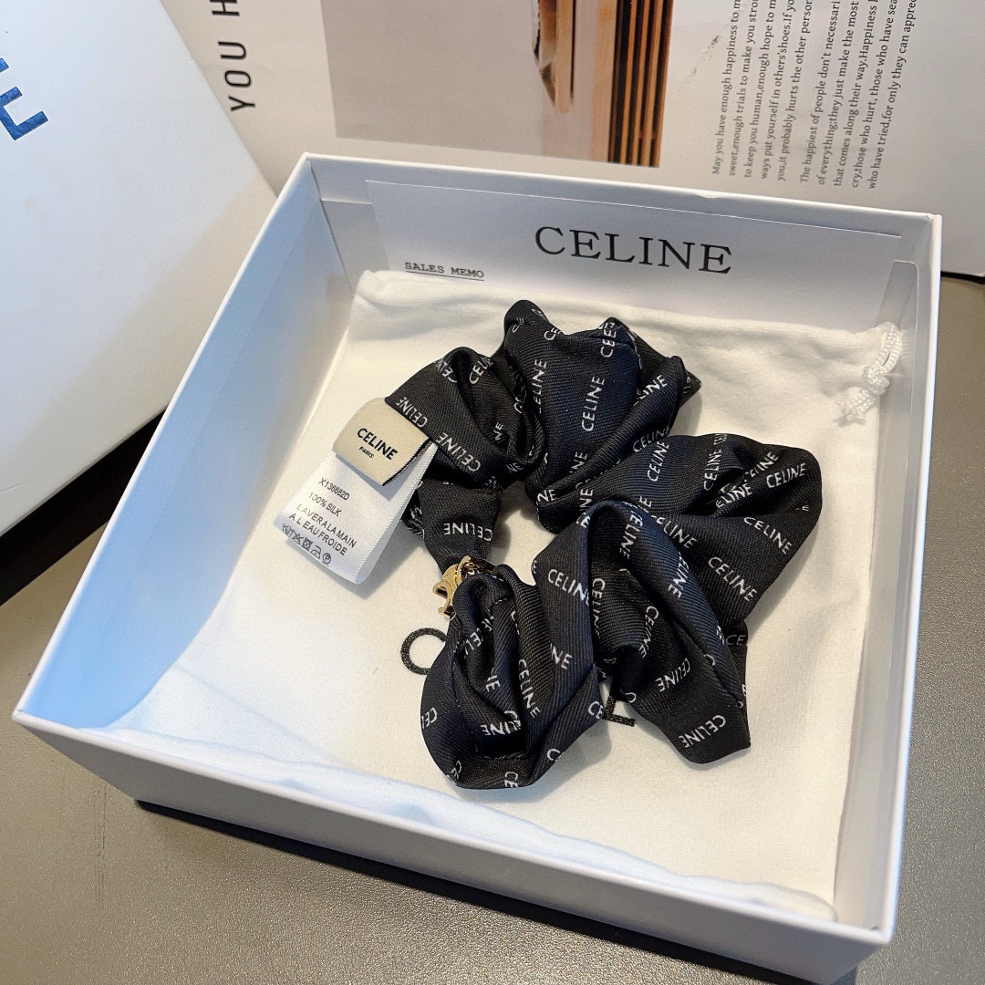 配包装
CELINE（赛琳）凯旋门网红爆款发圈，精致肠圈皮筋，佩戴舒适无压力，造型搭配必备！非常时尚百搭