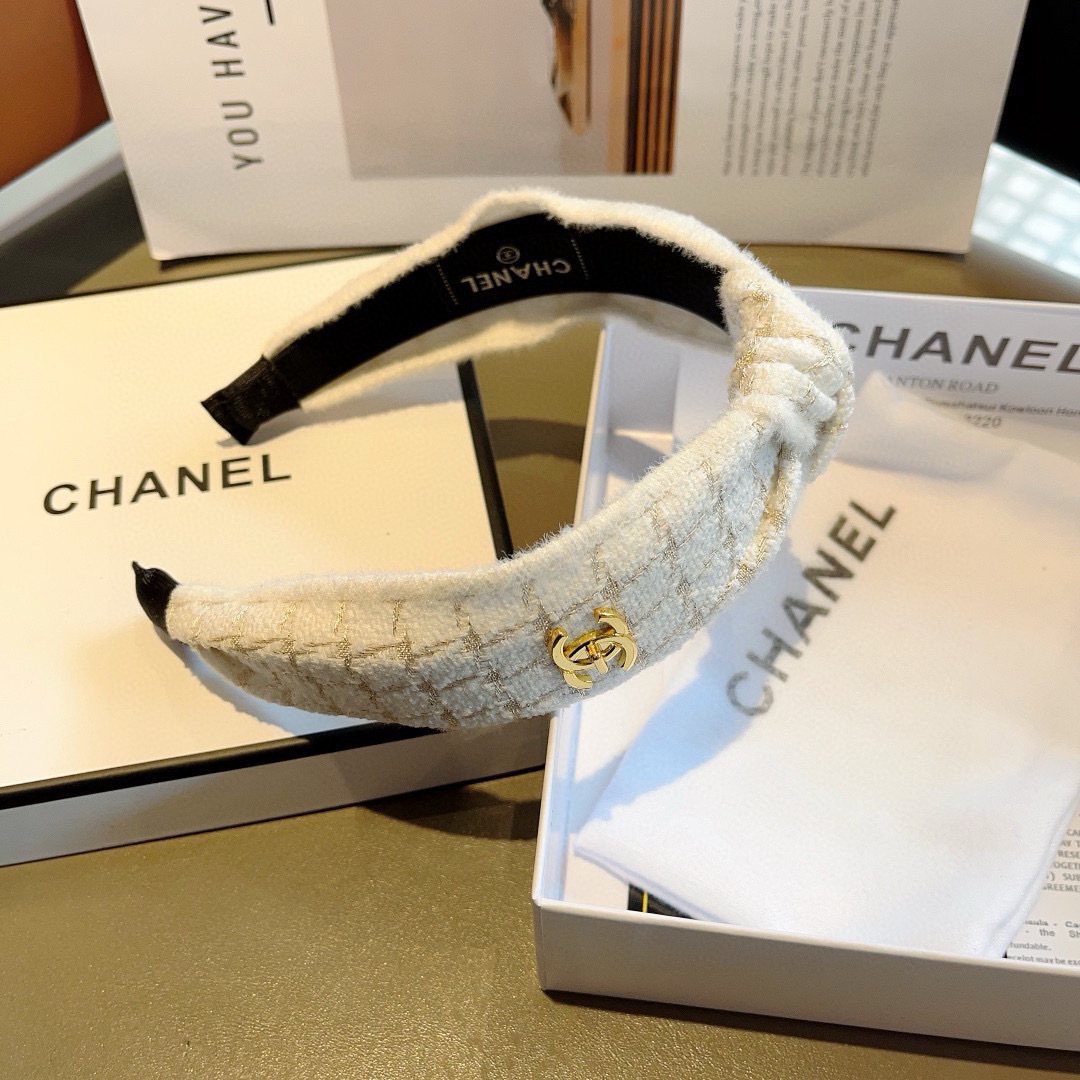 配包装
CHANEL（香奈儿）最新款小香发箍，香奶奶头箍，复古头箍，网红爆款推荐 超精致，时尚百搭！