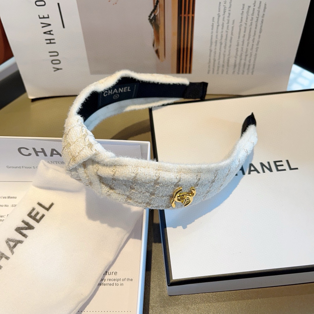 配包装
CHANEL（香奈儿）最新款小香发箍，香奶奶头箍，复古头箍，网红爆款推荐 超精致，时尚百搭！
