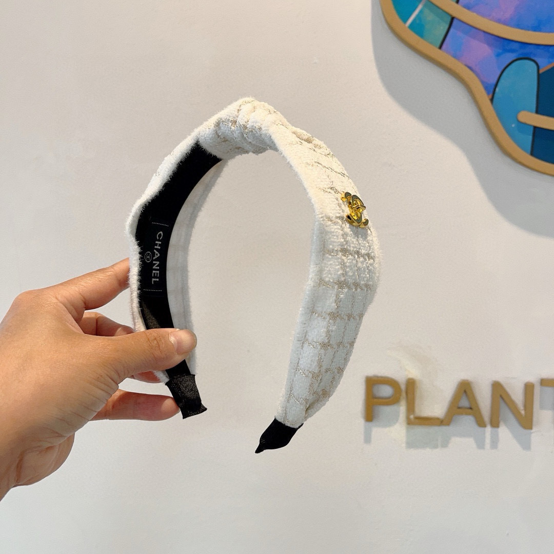 配包装
CHANEL（香奈儿）最新款小香发箍，香奶奶头箍，复古头箍，网红爆款推荐 超精致，时尚百搭！