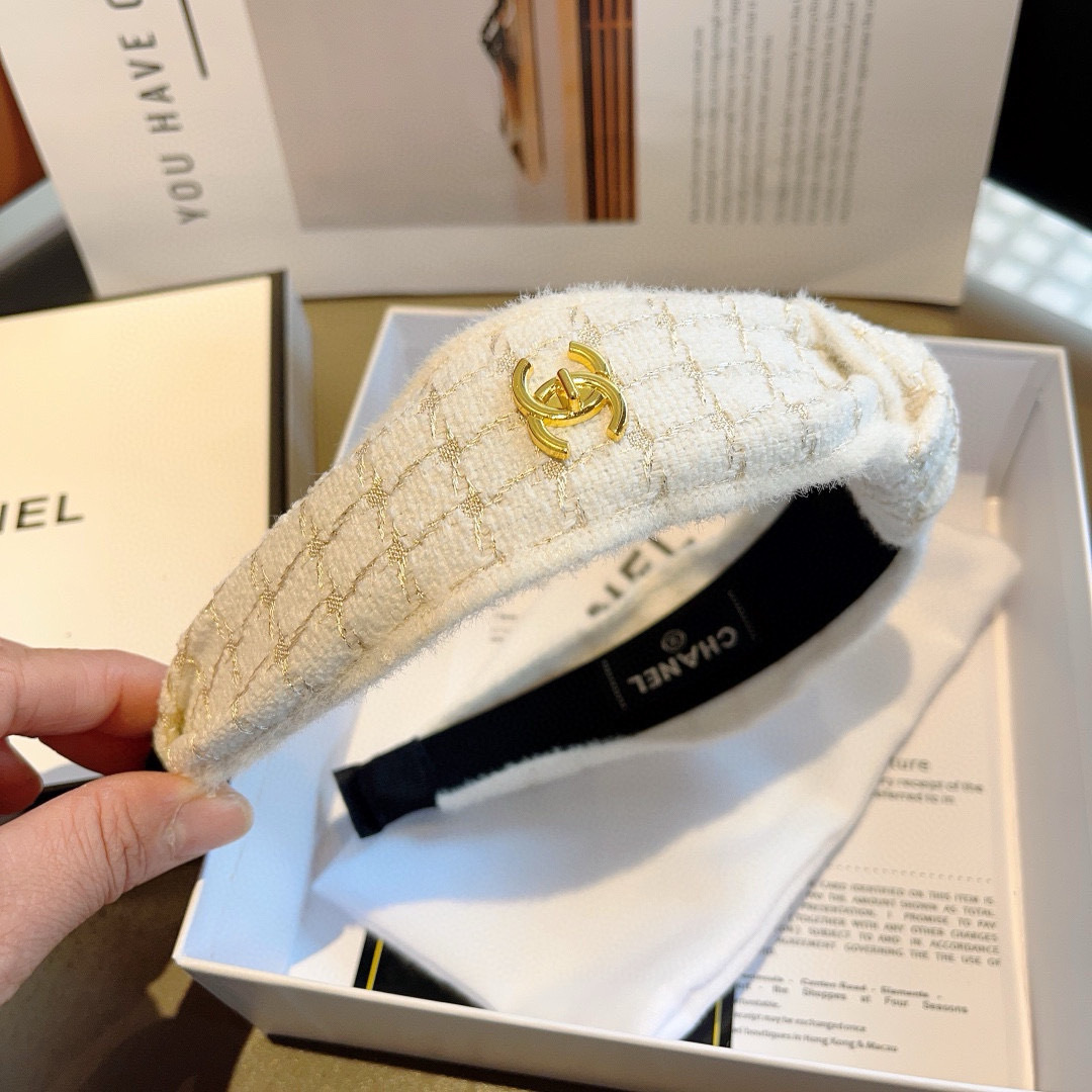 配包装
CHANEL（香奈儿）最新款小香发箍，香奶奶头箍，复古头箍，网红爆款推荐 超精致，时尚百搭！