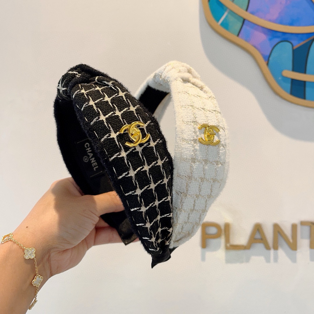 配包装
CHANEL（香奈儿）最新款小香发箍，香奶奶头箍，复古头箍，网红爆款推荐 超精致，时尚百搭！