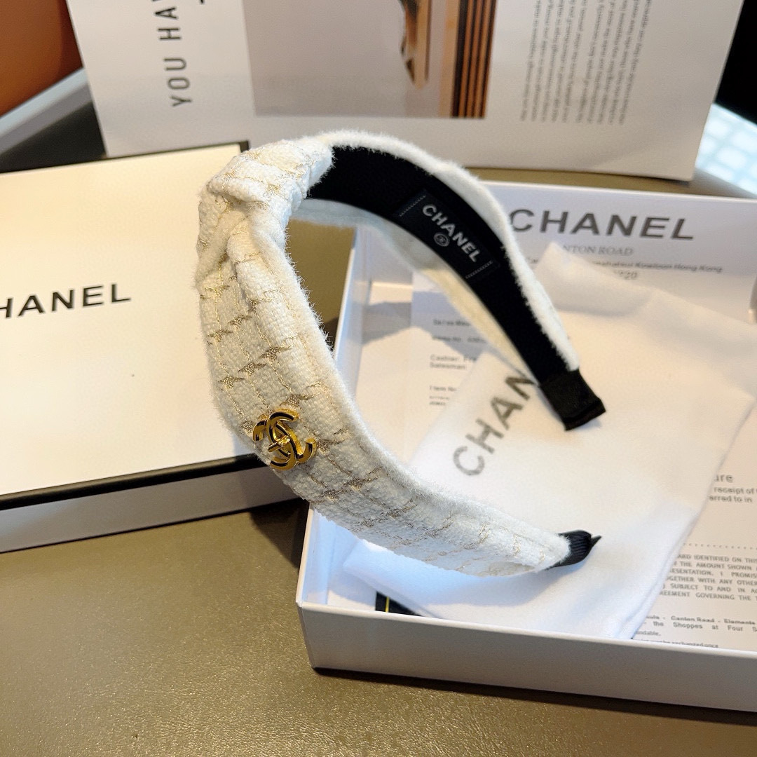 配包装
CHANEL（香奈儿）最新款小香发箍，香奶奶头箍，复古头箍，网红爆款推荐 超精致，时尚百搭！
