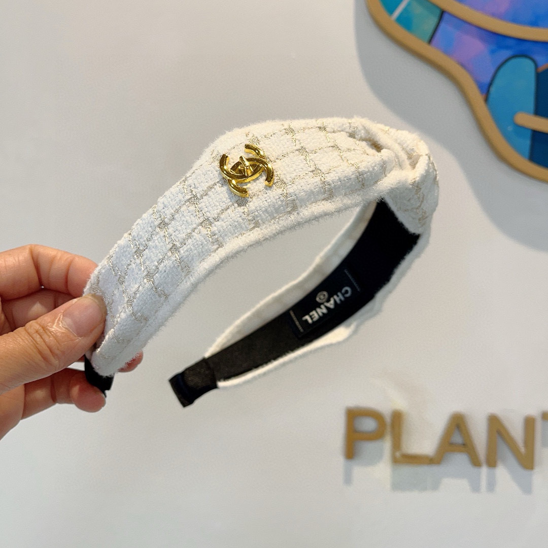 配包装
CHANEL（香奈儿）最新款小香发箍，香奶奶头箍，复古头箍，网红爆款推荐 超精致，时尚百搭！