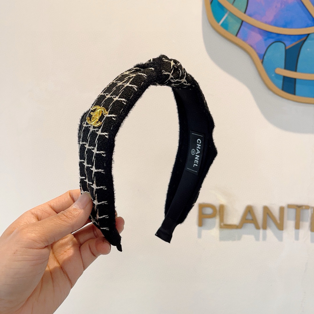 配包装
CHANEL（香奈儿）最新款小香发箍，香奶奶头箍，复古头箍，网红爆款推荐 超精致，时尚百搭！