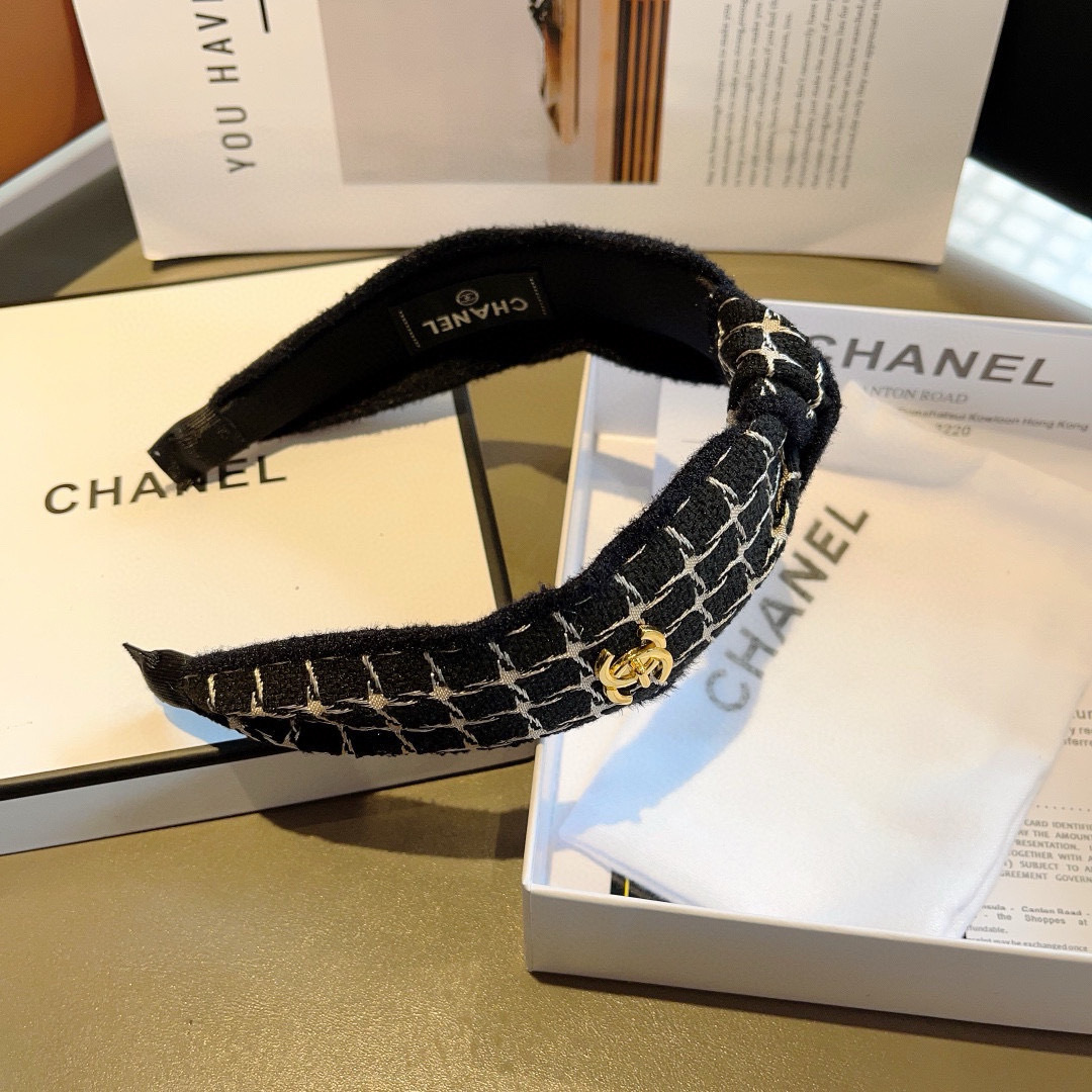 配包装
CHANEL（香奈儿）最新款小香发箍，香奶奶头箍，复古头箍，网红爆款推荐 超精致，时尚百搭！
