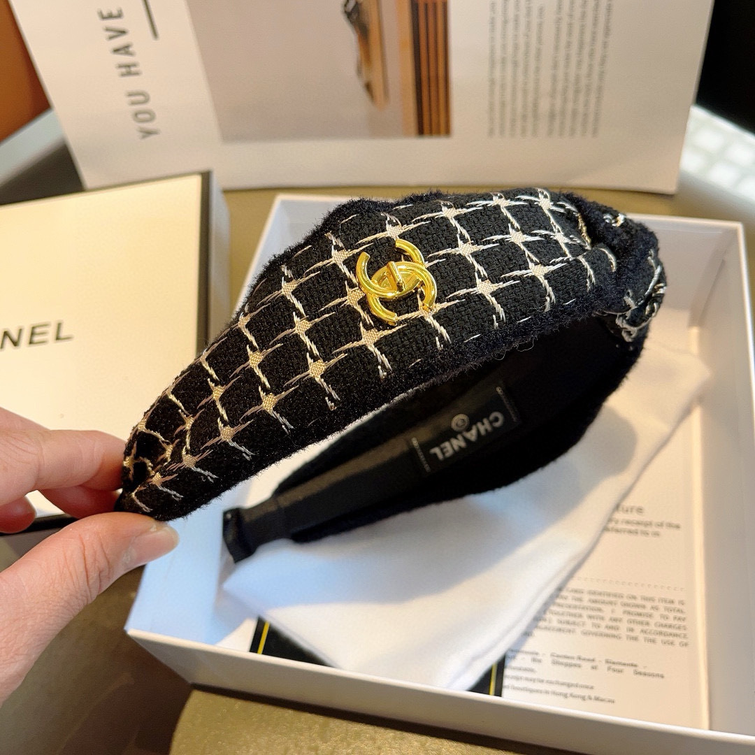 配包装
CHANEL（香奈儿）最新款小香发箍，香奶奶头箍，复古头箍，网红爆款推荐 超精致，时尚百搭！
