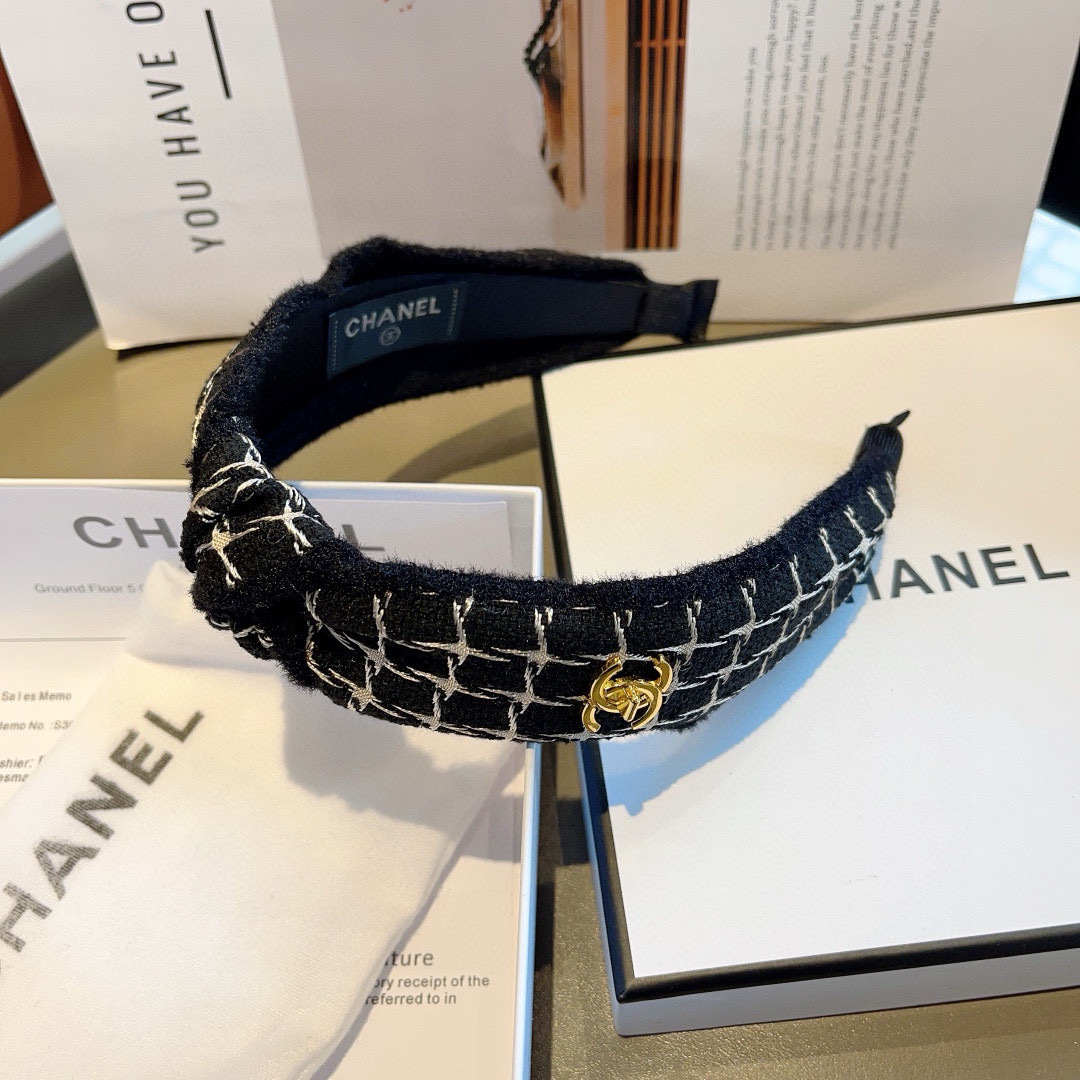 配包装
CHANEL（香奈儿）最新款小香发箍，香奶奶头箍，复古头箍，网红爆款推荐 超精致，时尚百搭！