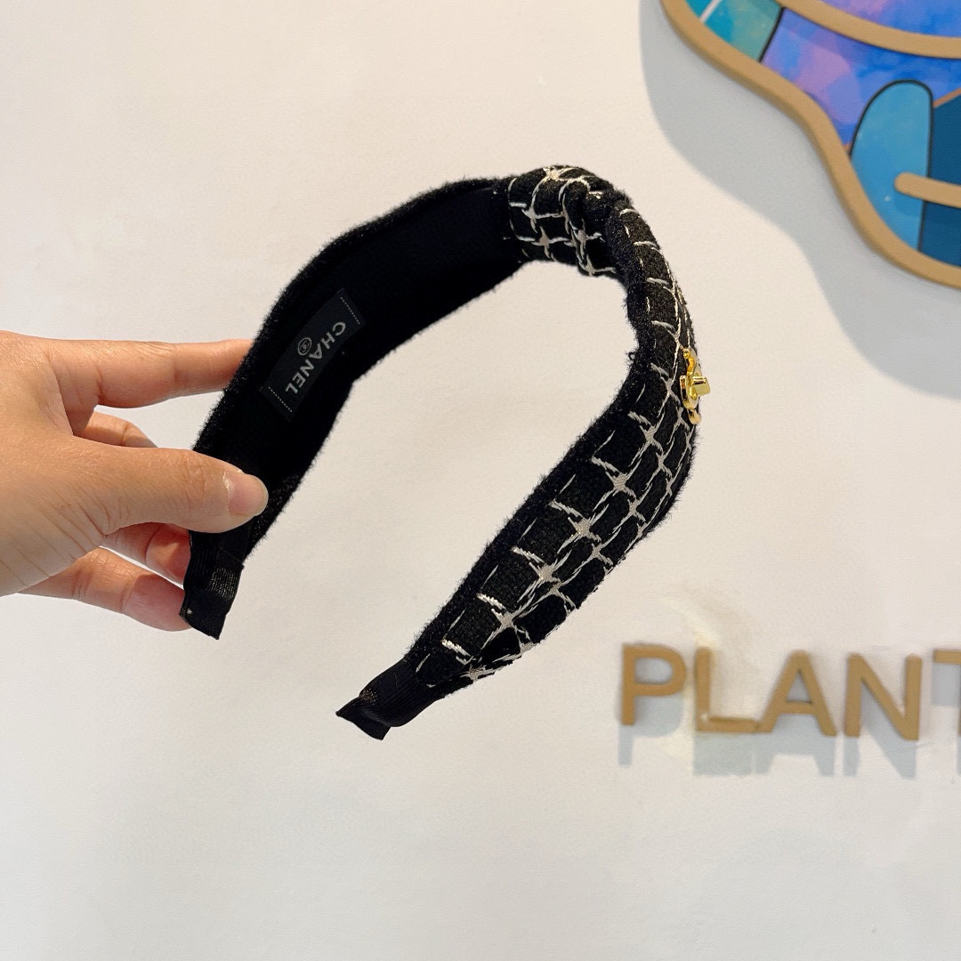 配包装
CHANEL（香奈儿）最新款小香发箍，香奶奶头箍，复古头箍，网红爆款推荐 超精致，时尚百搭！