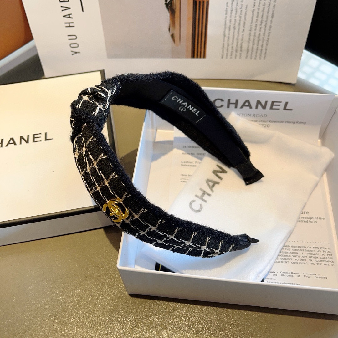 配包装
CHANEL（香奈儿）最新款小香发箍，香奶奶头箍，复古头箍，网红爆款推荐 超精致，时尚百搭！