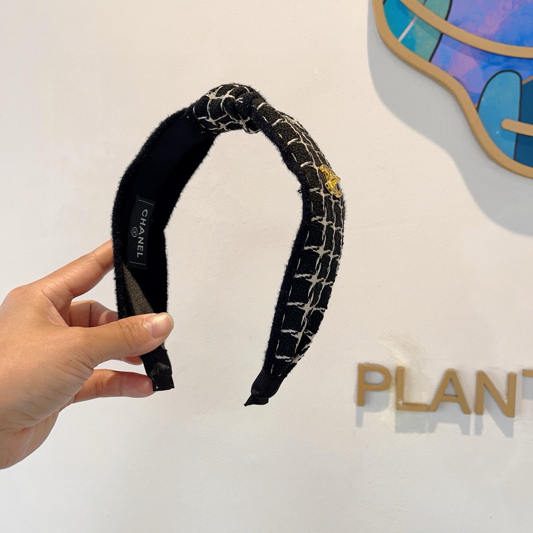 配包装
CHANEL（香奈儿）最新款小香发箍，香奶奶头箍，复古头箍，网红爆款推荐 超精致，时尚百搭！
