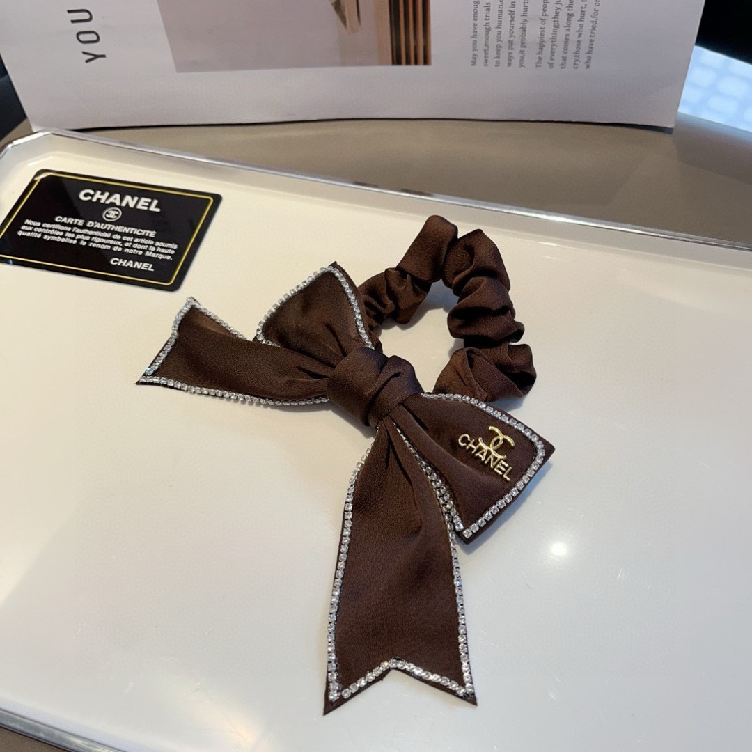 配包装
CHANEL（香奈儿）双C网红爆款带钻发圈 皮筋，精致佩戴舒适无压力，造型搭配必备！非常时尚百搭