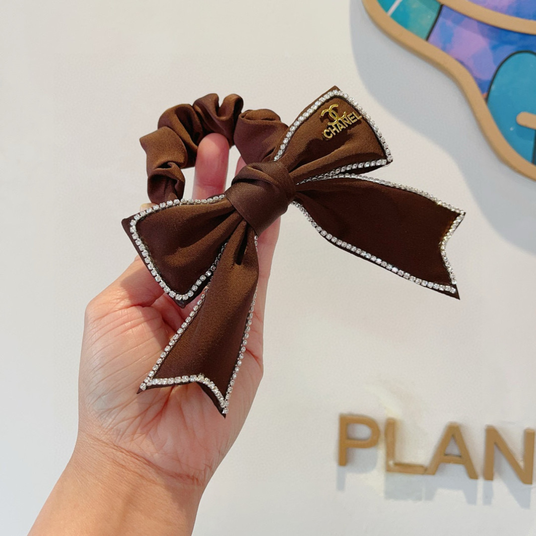 配包装
CHANEL（香奈儿）双C网红爆款带钻发圈 皮筋，精致佩戴舒适无压力，造型搭配必备！非常时尚百搭
