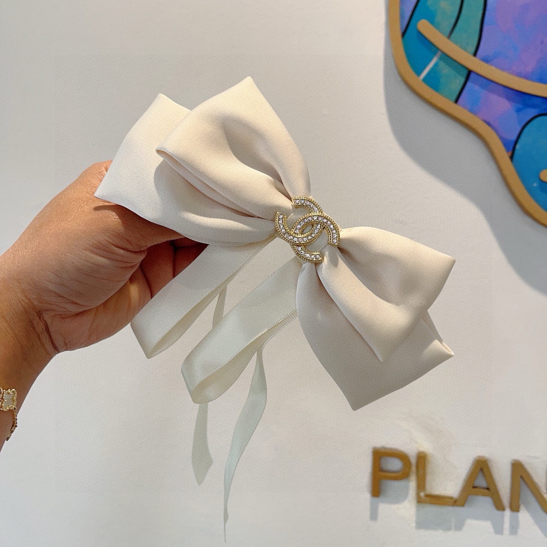 配包装
CHANEL （香奈儿）明星同款蝴蝶结抓夹发夹 弹弓夹 网红推荐款♥ 复古蝴蝶结款，超级百搭哦！