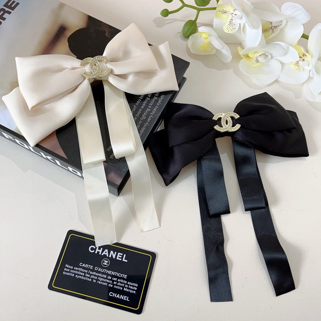 配包装
CHANEL （香奈儿）明星同款蝴蝶结抓夹发夹 弹弓夹 网红推荐款♥ 复古蝴蝶结款，超级百搭哦！
