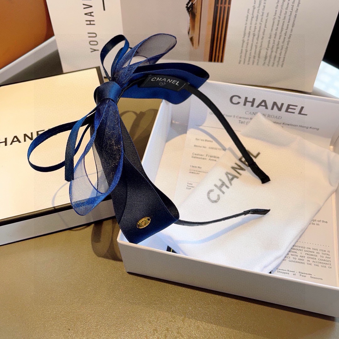 配包装
CHANEL（香奈儿）最新款小香发箍，复古头箍，网红爆款推荐 搭配高端材质，超精致，时尚百搭。