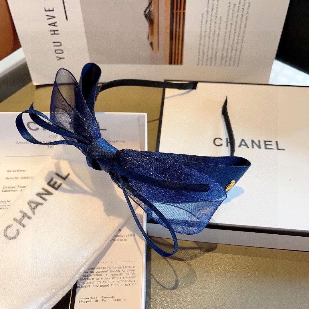 配包装
CHANEL（香奈儿）最新款小香发箍，复古头箍，网红爆款推荐 搭配高端材质，超精致，时尚百搭。