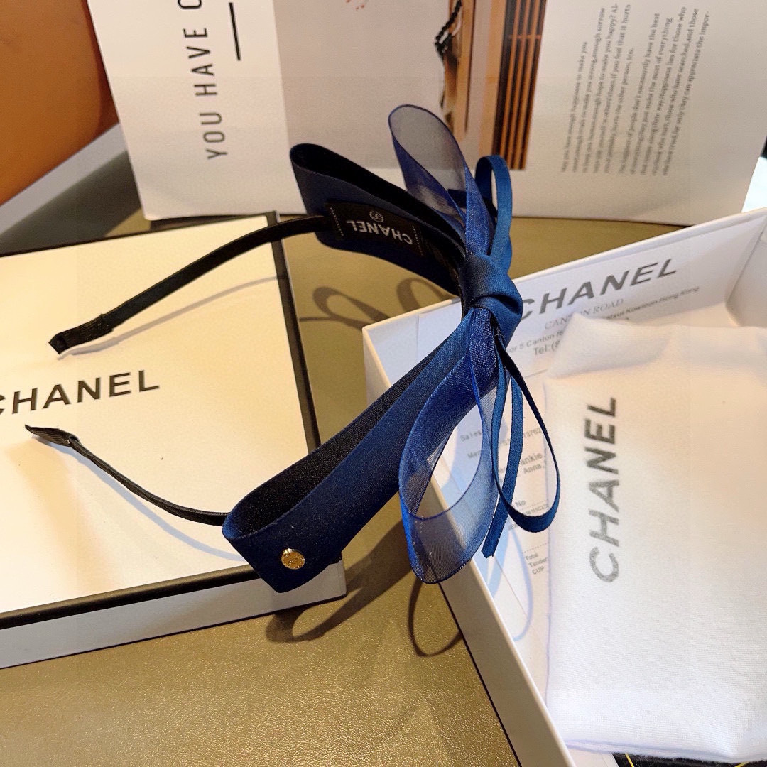 配包装
CHANEL（香奈儿）最新款小香发箍，复古头箍，网红爆款推荐 搭配高端材质，超精致，时尚百搭。