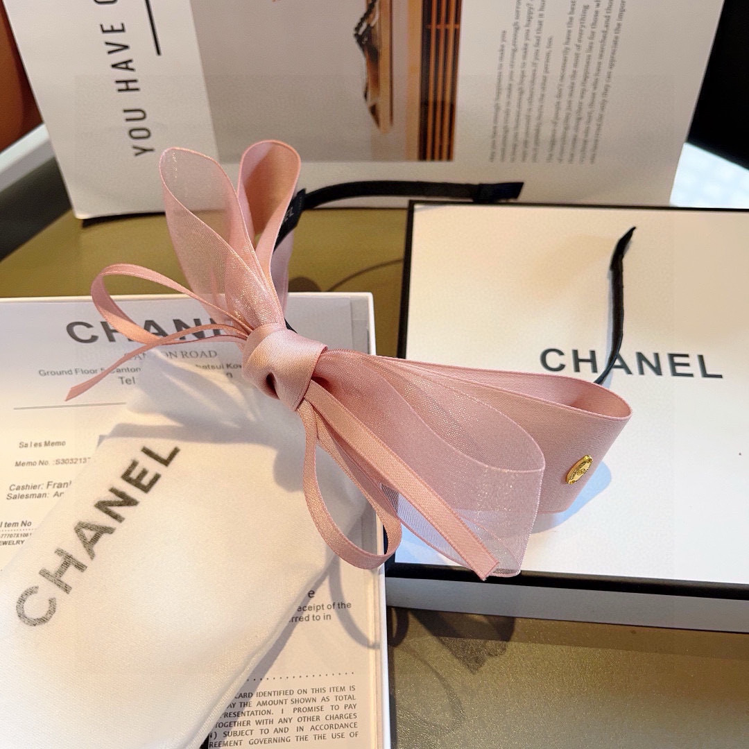 配包装
CHANEL（香奈儿）最新款小香发箍，复古头箍，网红爆款推荐 搭配高端材质，超精致，时尚百搭。