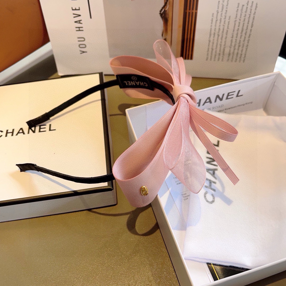 配包装
CHANEL（香奈儿）最新款小香发箍，复古头箍，网红爆款推荐 搭配高端材质，超精致，时尚百搭。