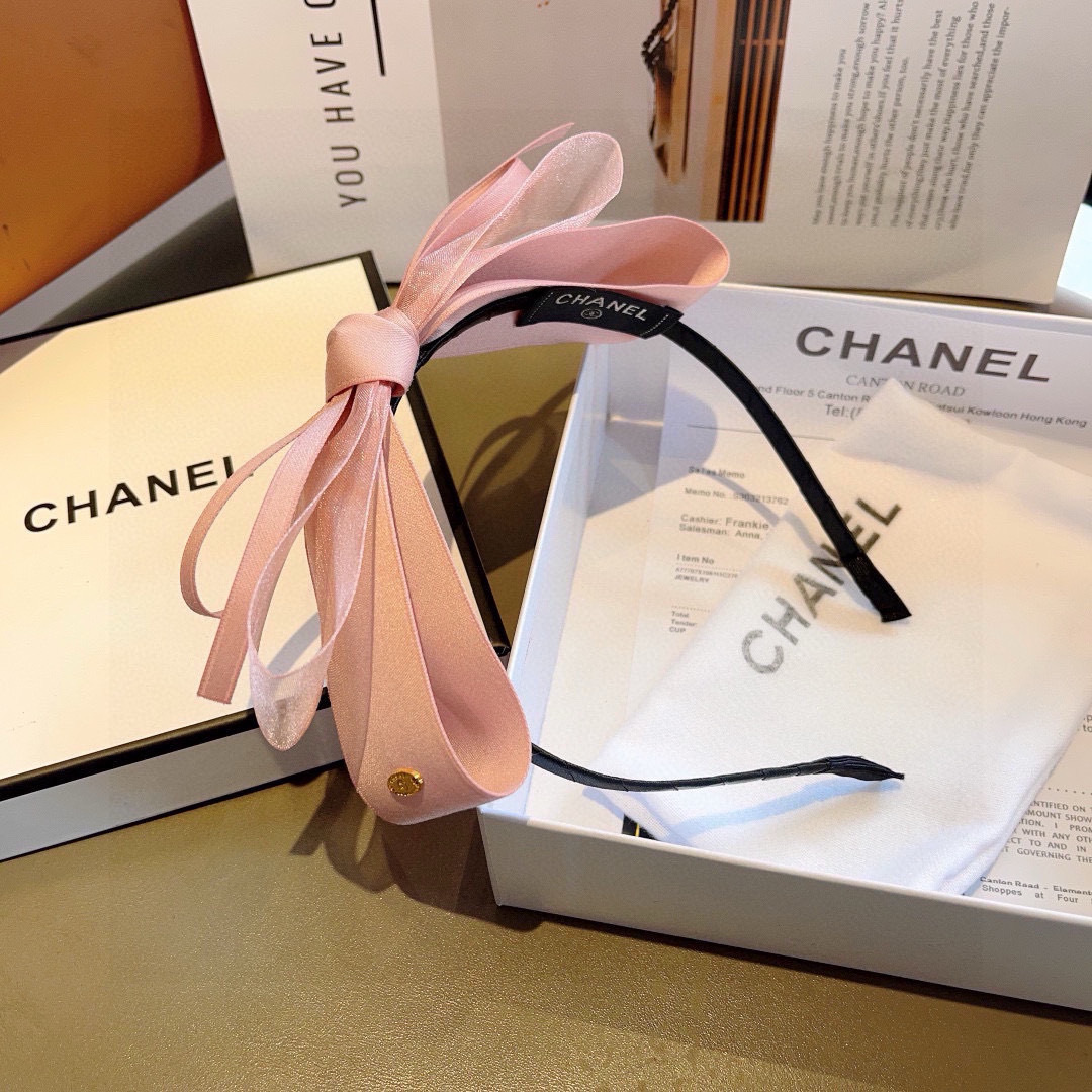 配包装
CHANEL（香奈儿）最新款小香发箍，复古头箍，网红爆款推荐 搭配高端材质，超精致，时尚百搭。