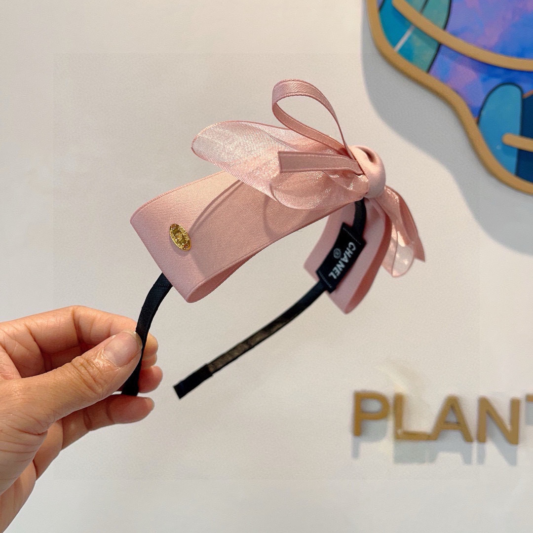配包装
CHANEL（香奈儿）最新款小香发箍，复古头箍，网红爆款推荐 搭配高端材质，超精致，时尚百搭。