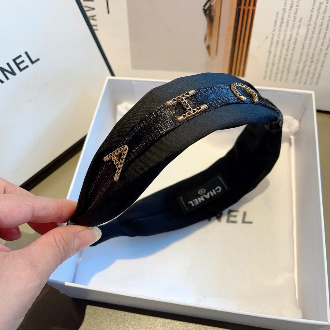 配包装
CHANEL（香奈儿）最新款小香真丝发箍，香奶奶头箍，复古头箍，网红爆款推荐 超精致，时尚百搭！