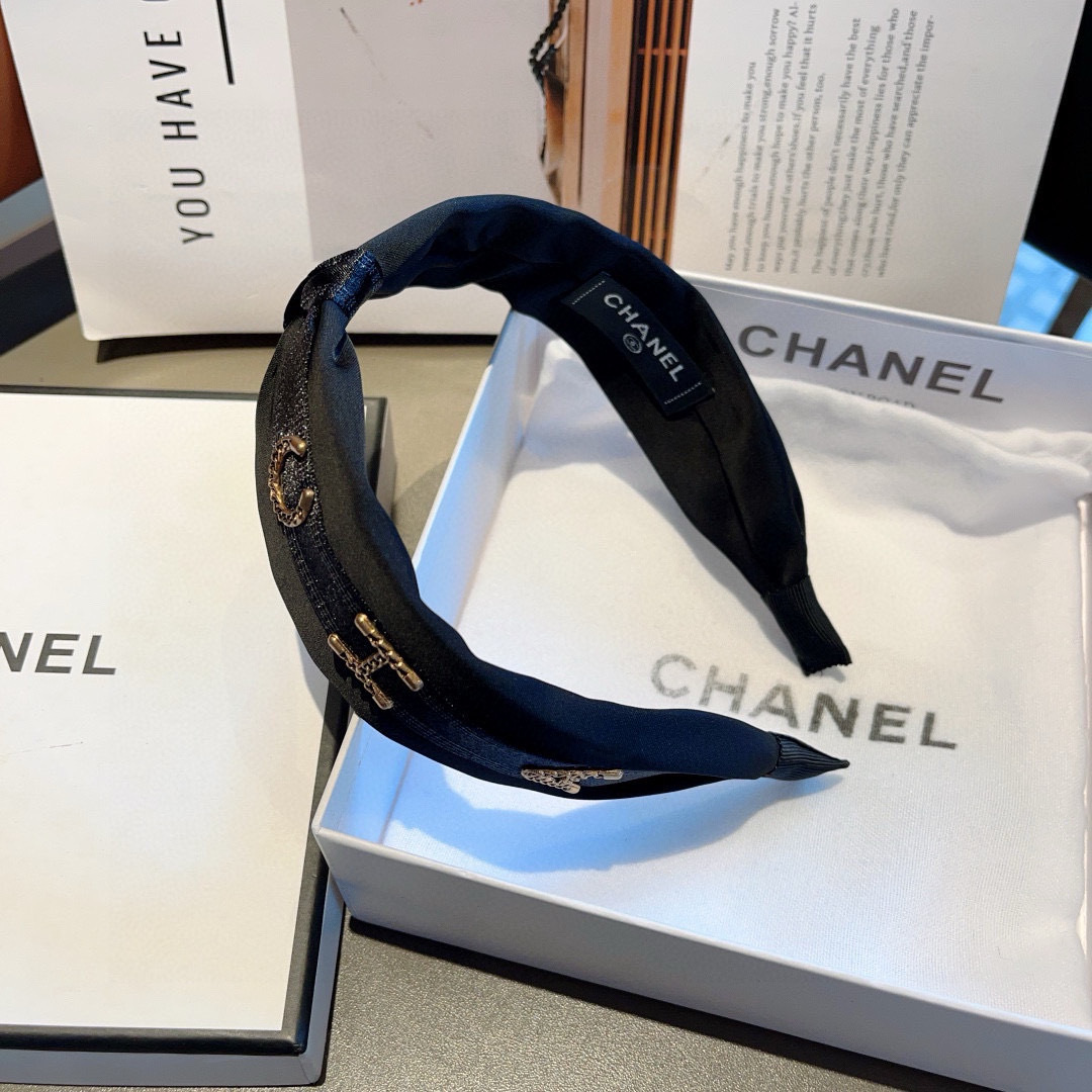 配包装
CHANEL（香奈儿）最新款小香真丝发箍，香奶奶头箍，复古头箍，网红爆款推荐 超精致，时尚百搭！