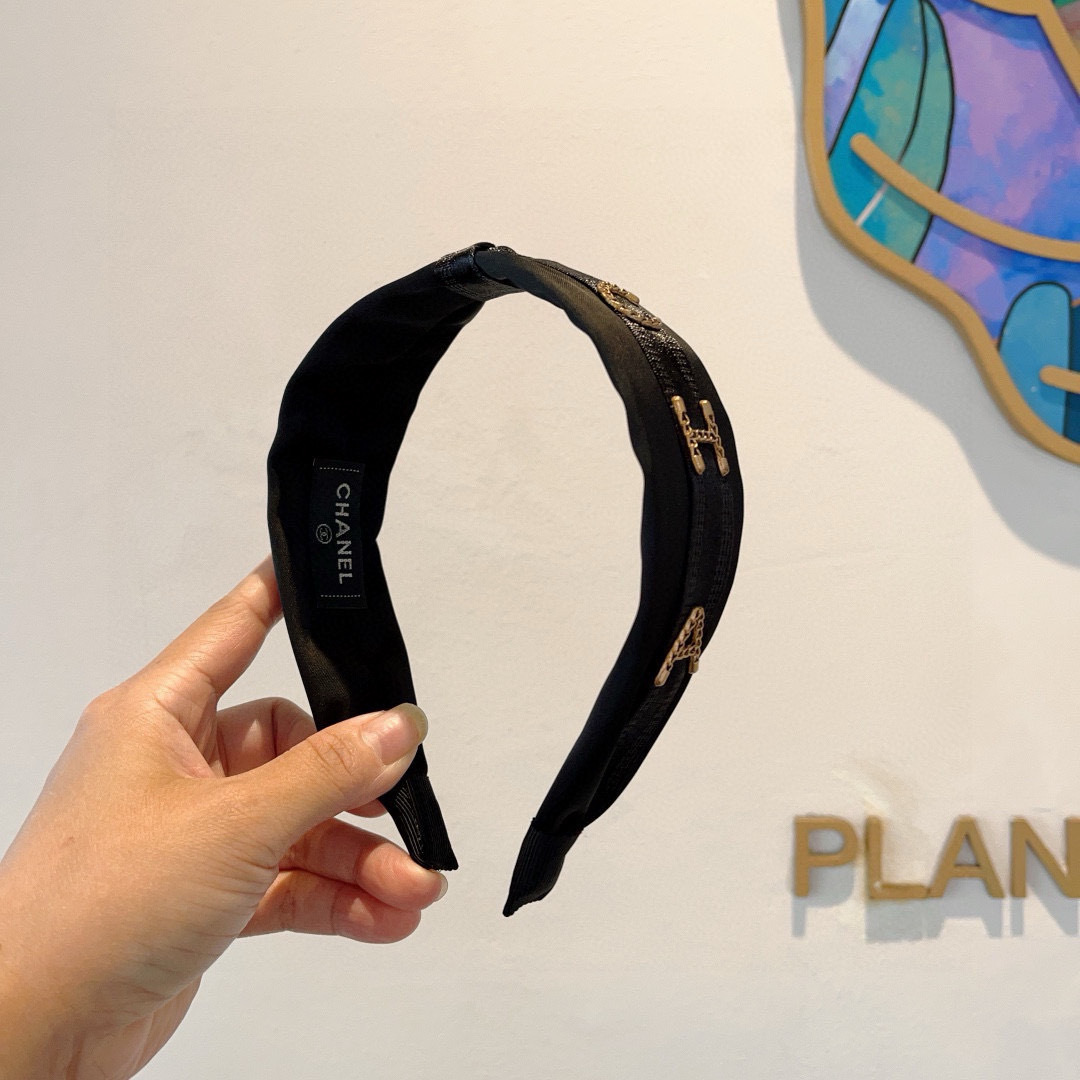 配包装
CHANEL（香奈儿）最新款小香真丝发箍，香奶奶头箍，复古头箍，网红爆款推荐 超精致，时尚百搭！