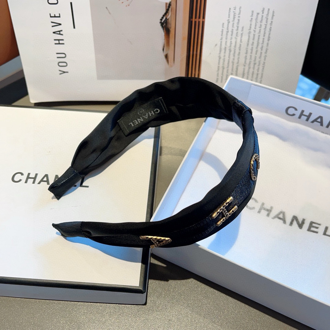 配包装
CHANEL（香奈儿）最新款小香真丝发箍，香奶奶头箍，复古头箍，网红爆款推荐 超精致，时尚百搭！