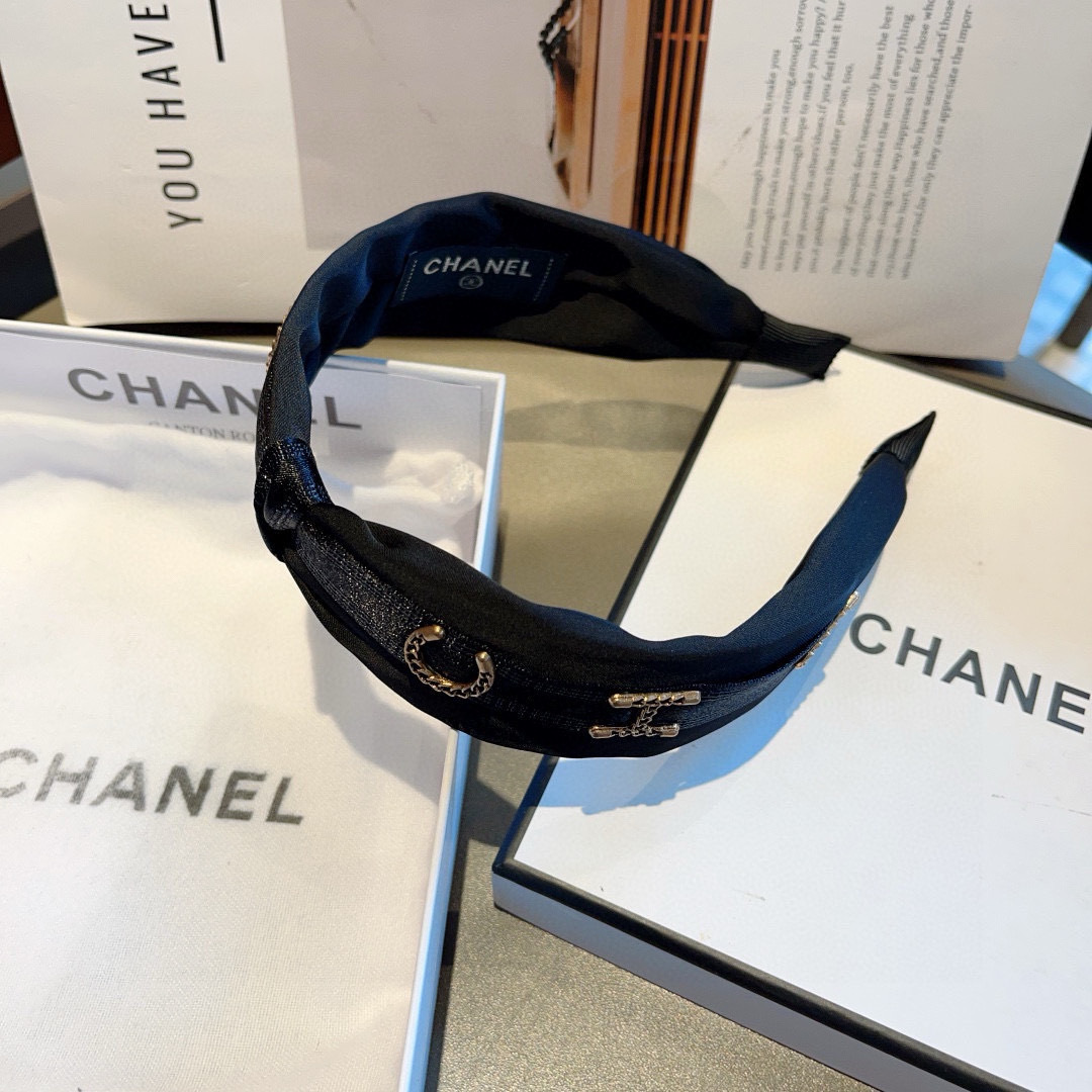 配包装
CHANEL（香奈儿）最新款小香真丝发箍，香奶奶头箍，复古头箍，网红爆款推荐 超精致，时尚百搭！