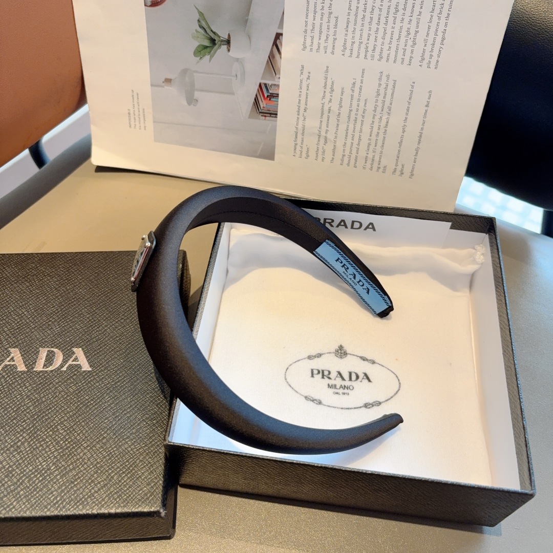 配包装
PRADA （普拉达） 新款潮流字母发箍。气质女神必备单品，非常百搭，时尚潮流， 戴上它满满的高