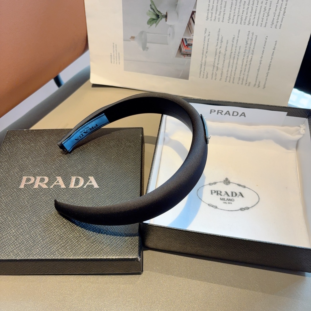 配包装
PRADA （普拉达） 新款潮流字母发箍。气质女神必备单品，非常百搭，时尚潮流， 戴上它满满的高