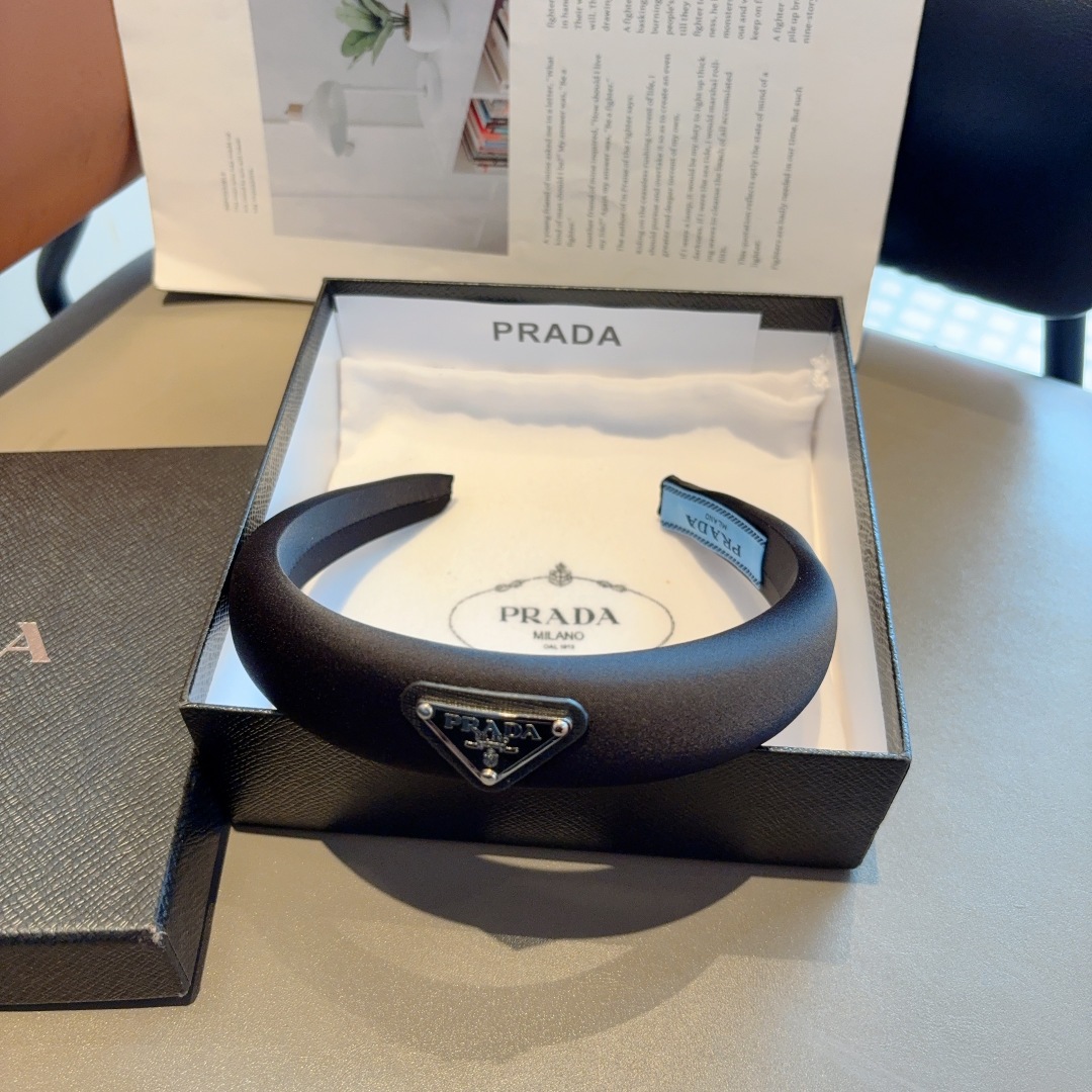 配包装
PRADA （普拉达） 新款潮流字母发箍。气质女神必备单品，非常百搭，时尚潮流， 戴上它满满的高