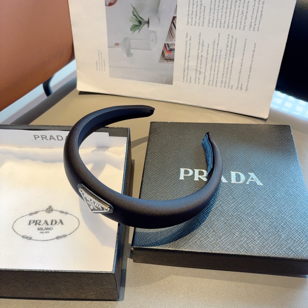 配包装
PRADA （普拉达） 新款潮流字母发箍。气质女神必备单品，非常百搭，时尚潮流， 戴上它满满的高