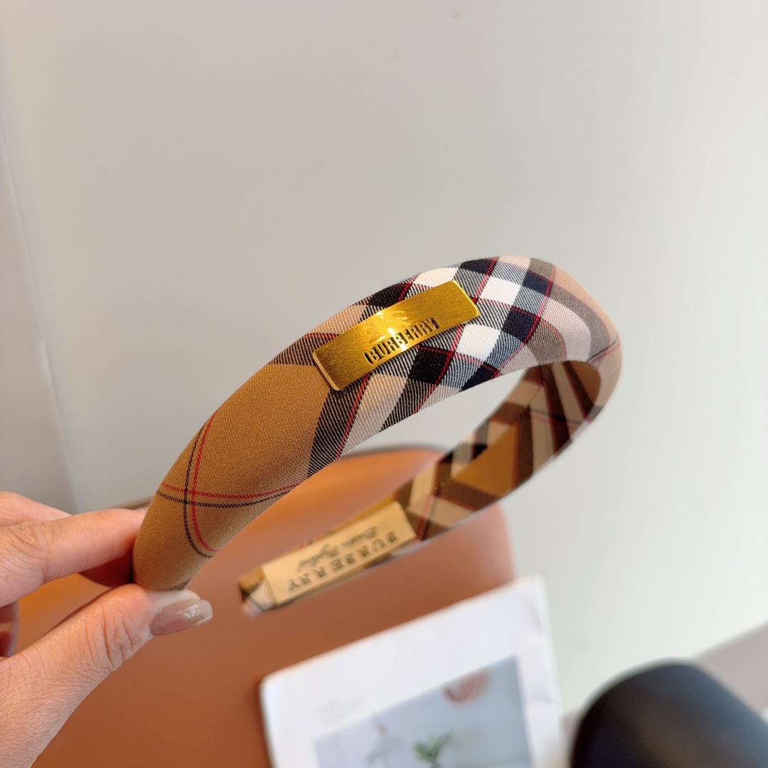 配包装
巴宝莉BURBERRY 秋冬经典新款发箍，客供面料 🎀细节全部实拍！非常耐看又百搭、适合各种场合