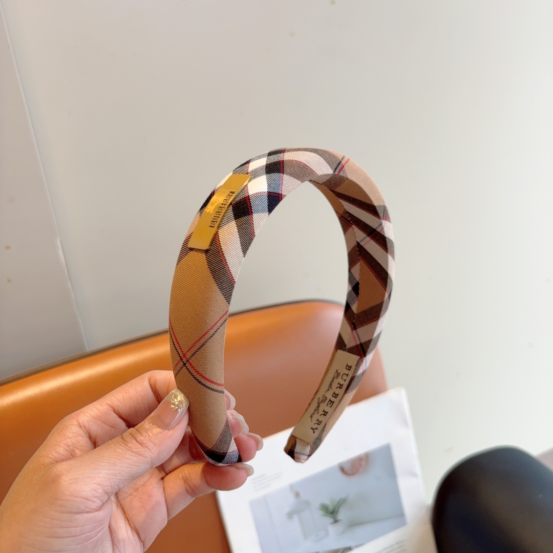 配包装
巴宝莉BURBERRY 秋冬经典新款发箍，客供面料 🎀细节全部实拍！非常耐看又百搭、适合各种场合