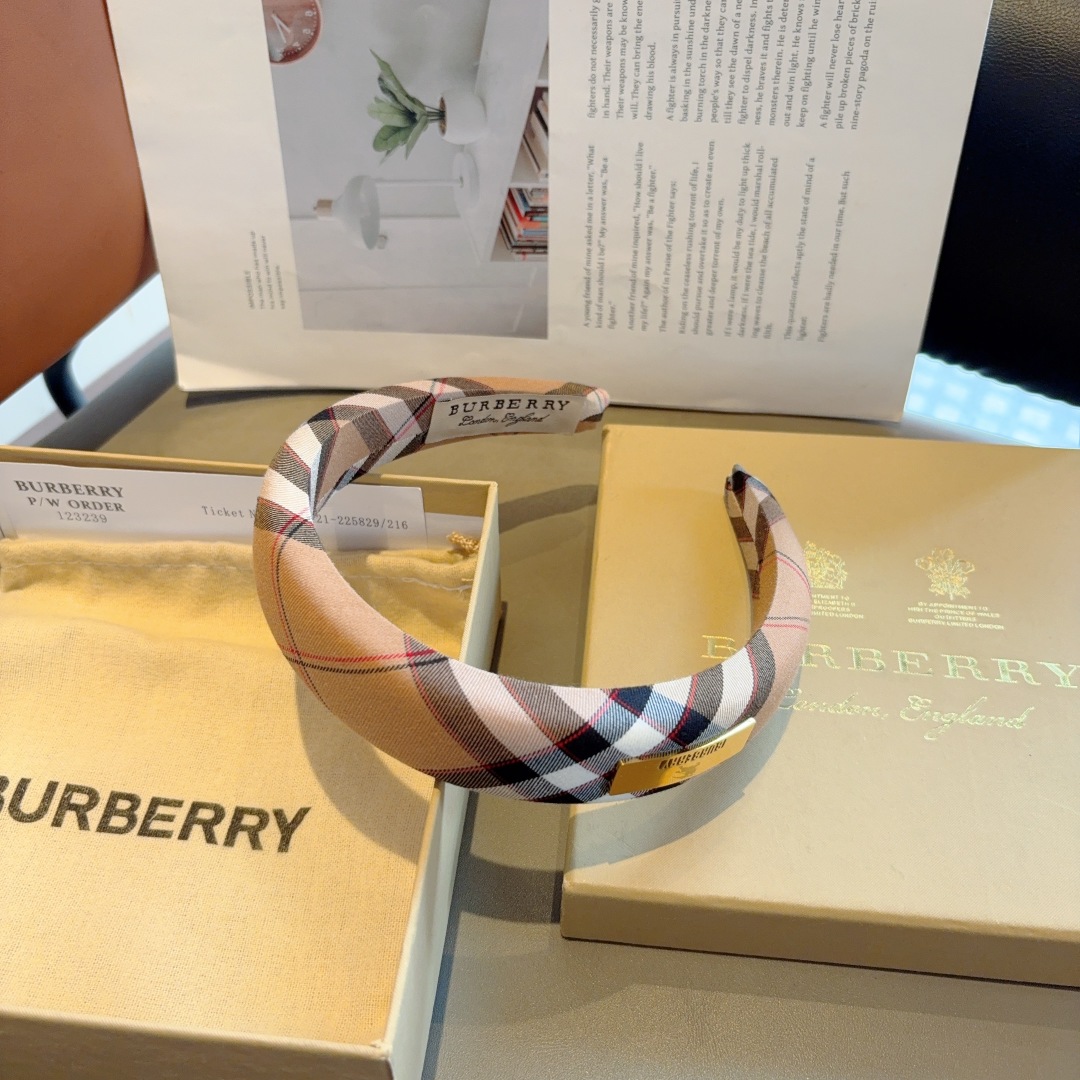 配包装
巴宝莉BURBERRY 秋冬经典新款发箍，客供面料 🎀细节全部实拍！非常耐看又百搭、适合各种场合