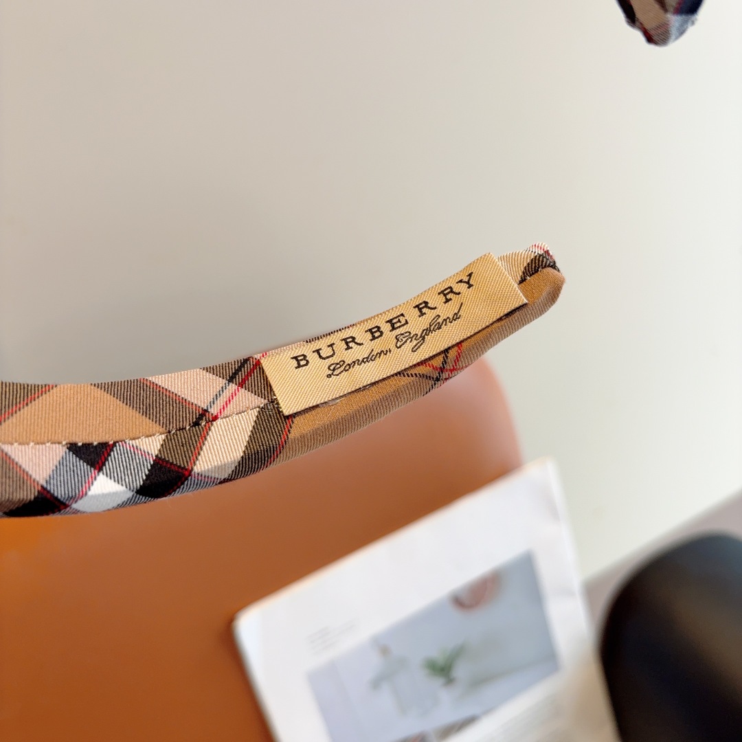配包装
巴宝莉BURBERRY 秋冬经典新款发箍，客供面料 🎀细节全部实拍！非常耐看又百搭、适合各种场合