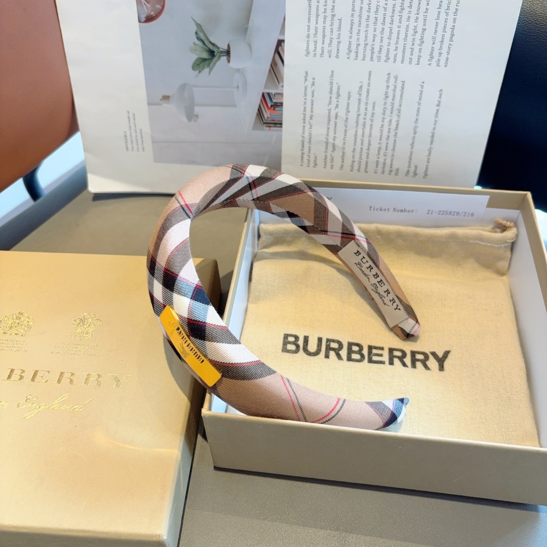 配包装
巴宝莉BURBERRY 秋冬经典新款发箍，客供面料 🎀细节全部实拍！非常耐看又百搭、适合各种场合