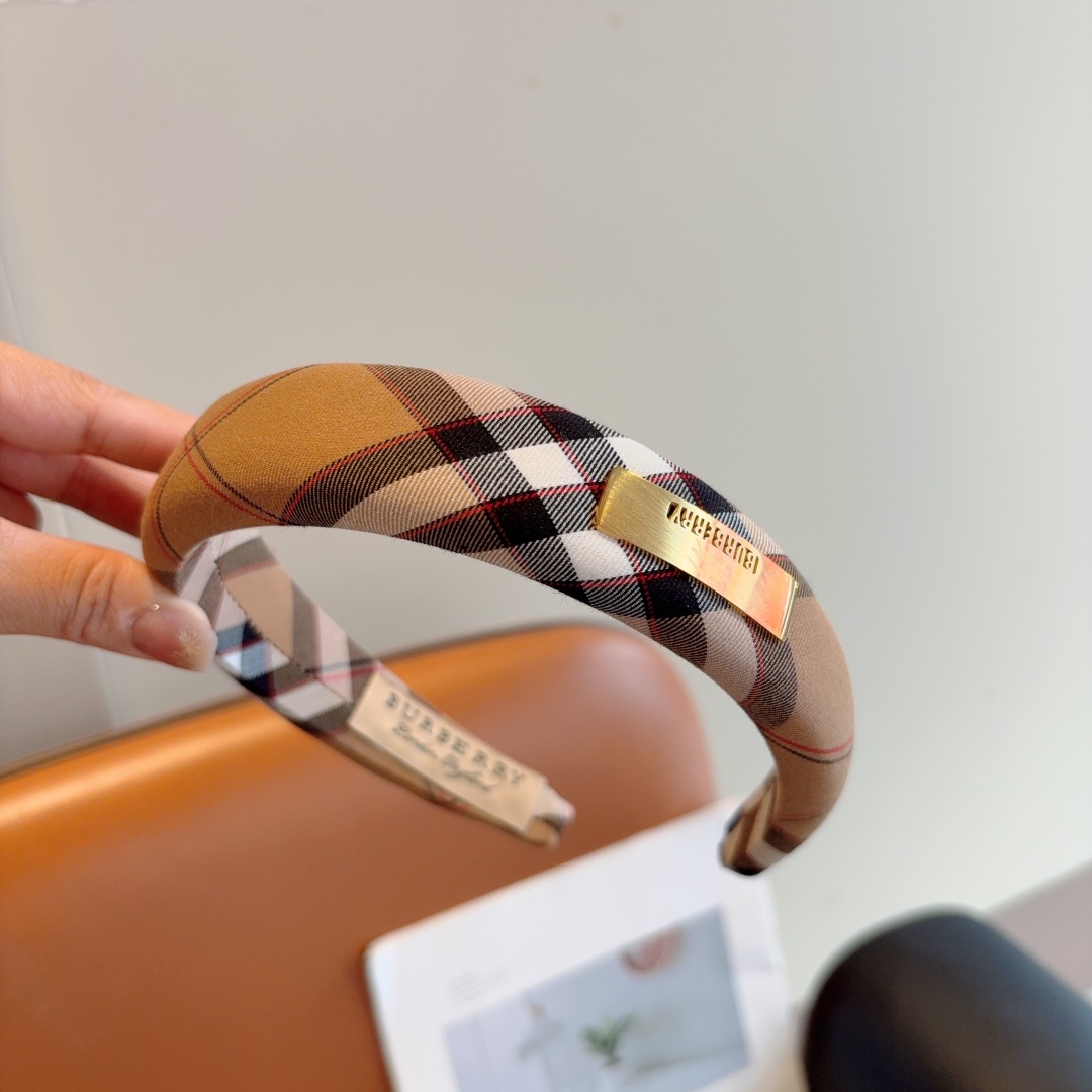 配包装
巴宝莉BURBERRY 秋冬经典新款发箍，客供面料 🎀细节全部实拍！非常耐看又百搭、适合各种场合