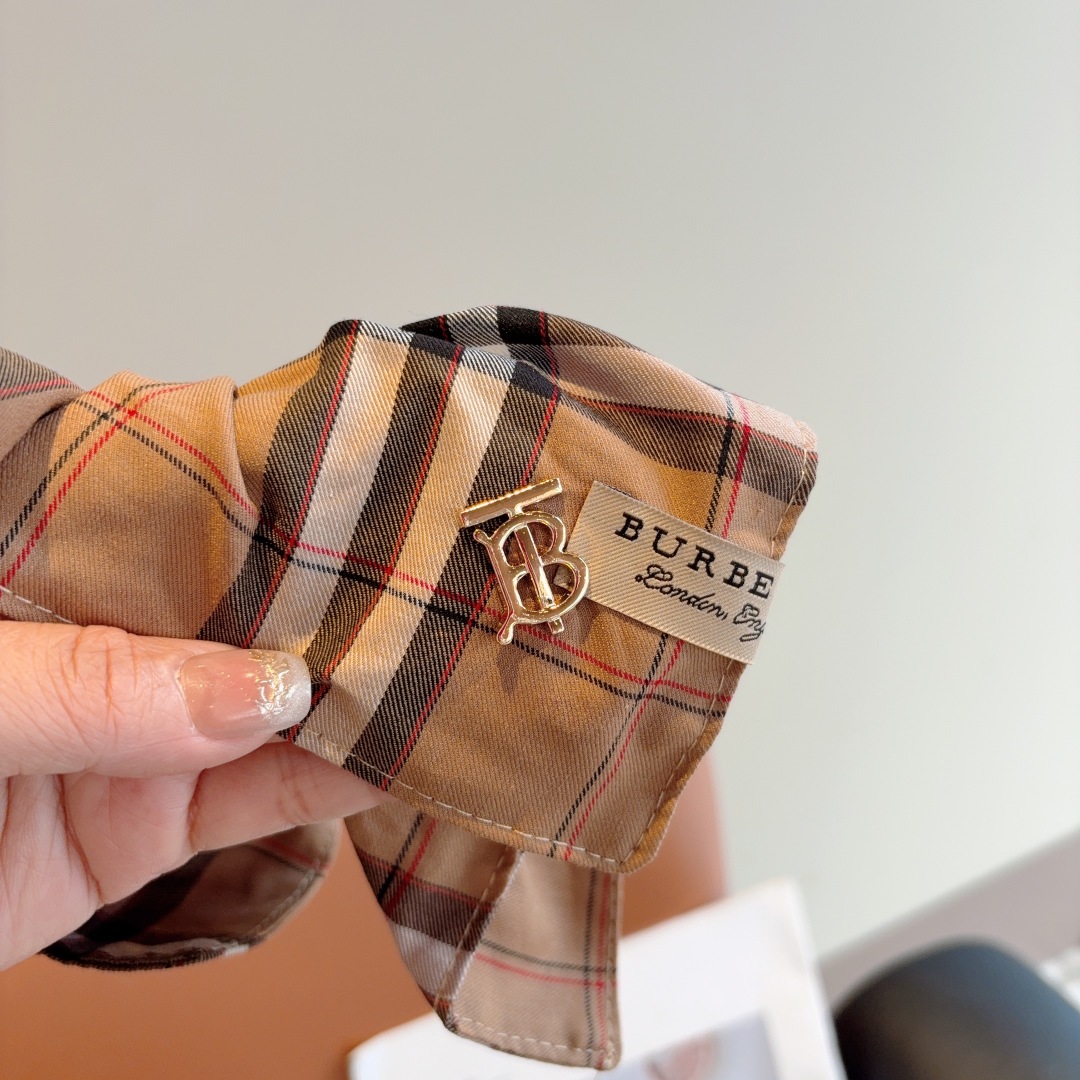 配包装
巴宝莉BURBERRY 经典格纹发圈，客供面料 🎀细节全部实拍！非常耐看又百搭、适合各种场合搭配