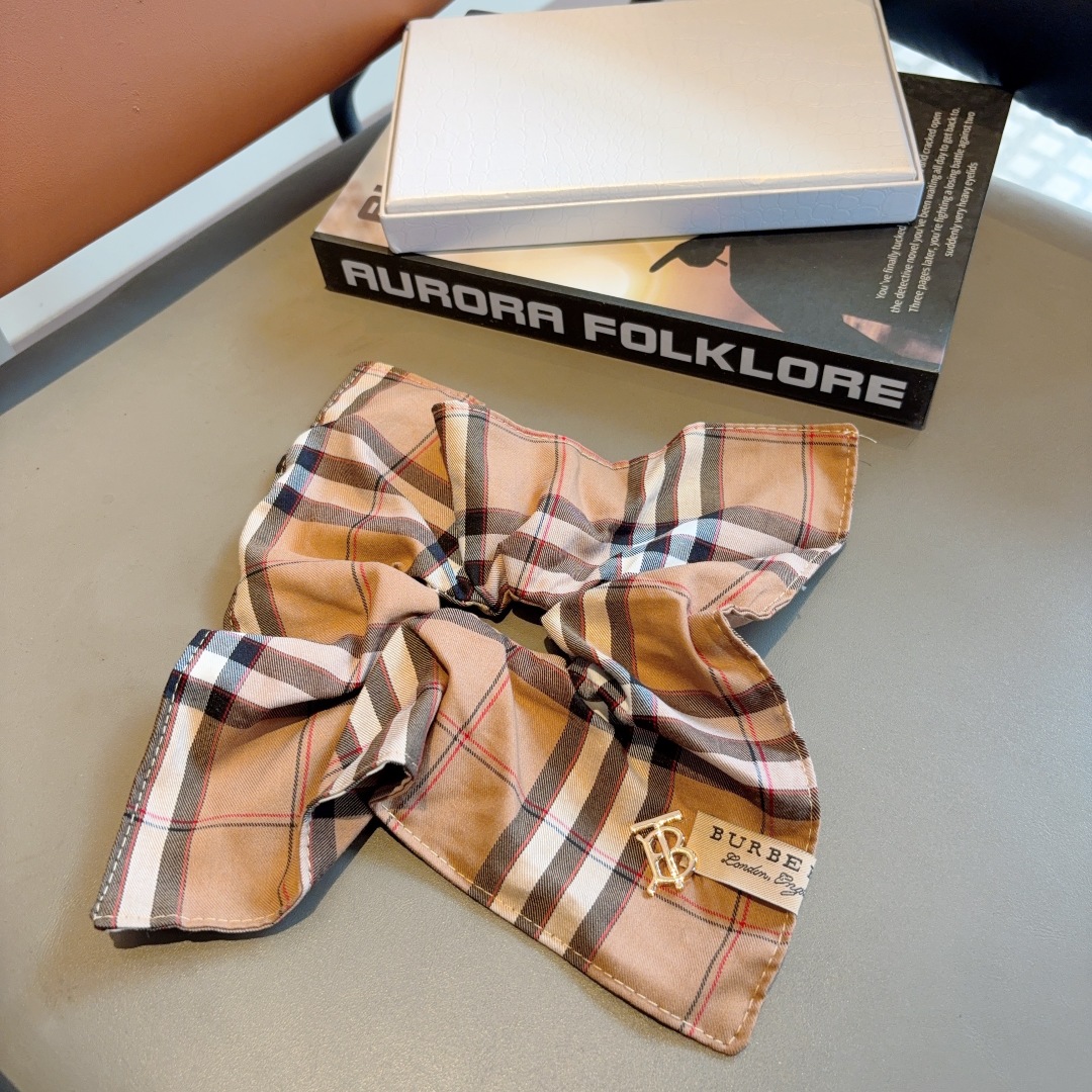 配包装
巴宝莉BURBERRY 经典格纹发圈，客供面料 🎀细节全部实拍！非常耐看又百搭、适合各种场合搭配